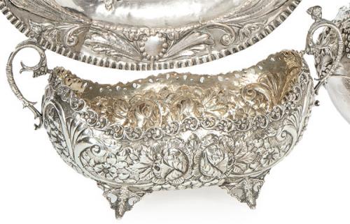 Lote 1189
Centro de mesa abarquillado de plata punzonada Ley 900 SC.