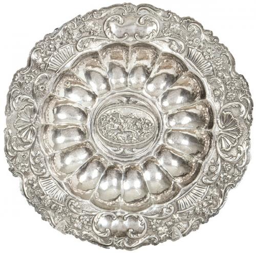  Bandeja circular de plata española punzonada J. Gómez, Córdoba ff. S. XIX pp. S. XX.