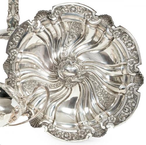  Bandeja circular de plata española punzonada Ley 916 con acanaladuras sesgadas y decoración vegetal y de veneras