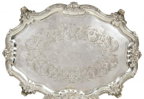 Bandeja oval de cuatro patas de plata española punzonada.