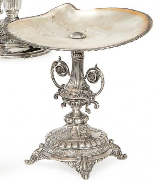 Lote 1216
Centro de mesa de concha y plata punzonada Ley 800 posiblemente Alemania ff. S. XIX.