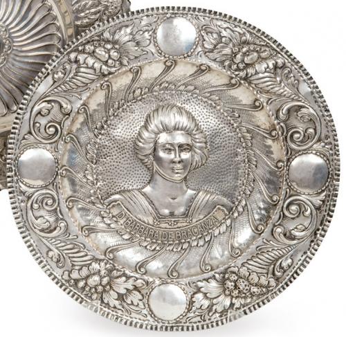 Lote 1248
Bandeja circular de plata española punzonada B. Lòpez, Madrid ff. S. XIX pp. S. XX.