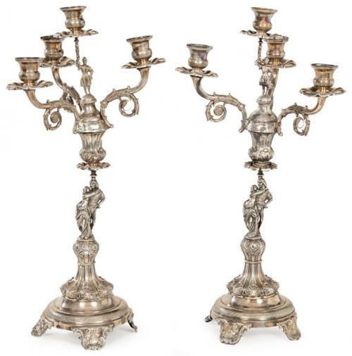 Lote 1259
Pareja de candelabros de plata española punzonada de Gonz/_? y fiel contraste de Cristobal José de León, Córdoba h. 1855-1881.