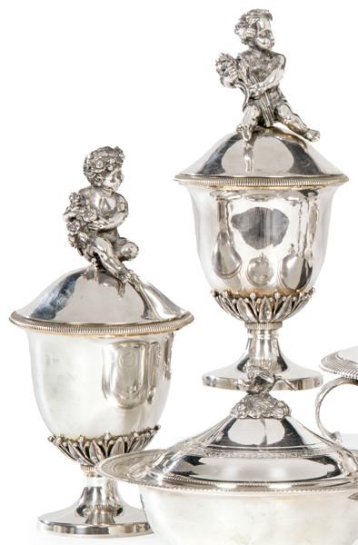  Jesús Yanes para Patrimonio Nacional, decada de 1970
Dos botes de pomada en plata sobredorada y en su color, punzonada Ley 925 J. Yanes.