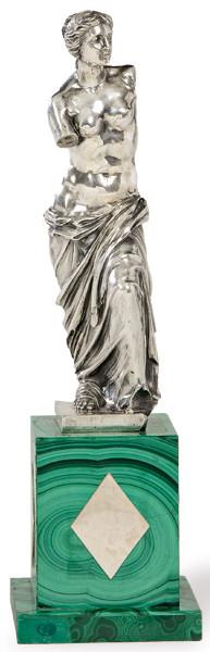 Lote 1273
"Venus de Milo" en plata italiana punzonada Ley 800 con marca de Ronchi Milán h. 1936.
Con base de malaquita.