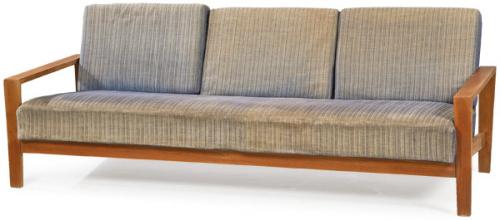  Sofá nórdico de tres plazas en madera de teca, con cojines tapizados en azul.
S. XX
