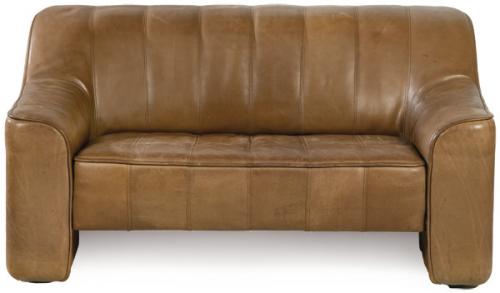  Sofá de dos plazas modelo DS 44 
Produccido por De Sede en la década de 1970 en Suiza. Con estructura de madera y metal con función relax, asiento extensible (de 57 a 72 cm). Tapicería en piel de búfalo