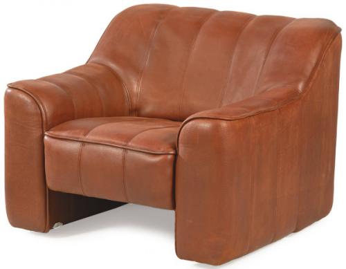  Sillón modelo DS 44 
Produccido por De Sede en la década de 1970 en Suiza. Con estructura de madera y metal con función relax, asiento extensible (de 57 a 72 cm). Tapicería en piel de búfalo cognac