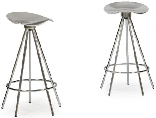  Pepe Cortés para Amat (1991)
Pareja de taburetes modelo Jamaica, estructura en acero cromado y asiento en aluminio anodizado.
