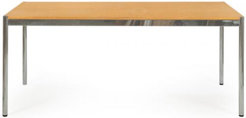  Mesa Haller de USM diseño de 1964
La base de esta mesa es su icónica estructura de acero tubular cromado y tablero laminado en madera de haya natural. Con etiqueta de la marca.