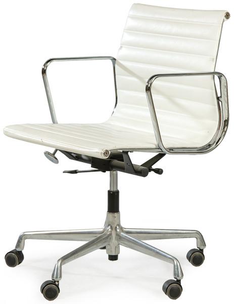  Charles (1907 -1978) y Ray Eames (1912 - 1988) para Vitra. 
Silla de oficina modelo Aluminium Chair EA 117