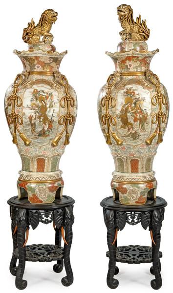  Pareja de jarrones de cerámica japonesa de Satsuma con marca de Nishida, Periodo Meiji (1868-1912).