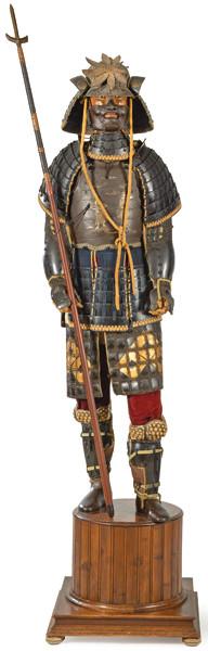  Yoroi antigua completa realizada en metal lacado, seda y textil, Periodo Meiji (1868-1912)