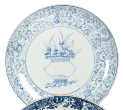 Lote 1357
Plato hondo de porcelana china azul y blanco, Dinastía Qing, con marca y periodo de Yongzheng 81723-1735)