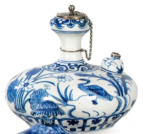 Kendi en porcelana azul y blanco, posiblemente Safavid Persia S. XVII.