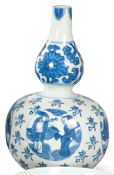  Pequeña botella en forma de doble calabaza de porcelana china azul y blanco, Dinastía Qing S. XIX.