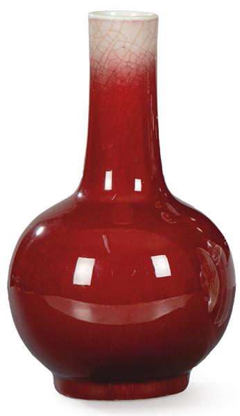  Jarrón de cuello largo de porcelana china con vidriado Sangre de Buey, Dinastía Qing S. XIX.