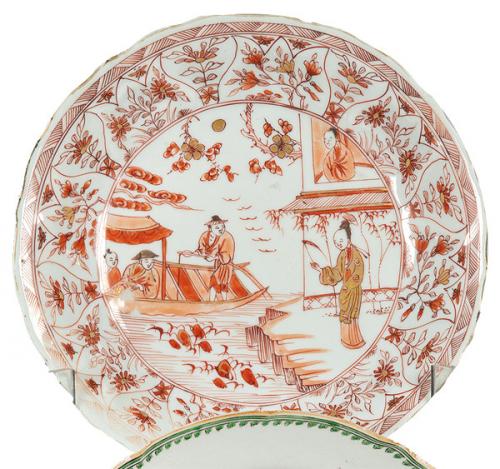  Plato hondo de borde ondulado en porcelana de Compañía de Indias en rojo de cobre y oro, Dinastía Qing, época de Qianlong (1736-95)
