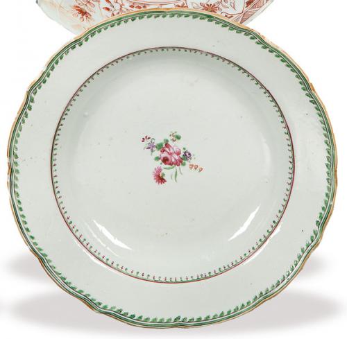 Lote 1381
Plato hondo de porcelana de Compañía de Indias con esmaltes polícromos con alero ondulado, Dinastía Qing, época de Qianlong (1736-95)