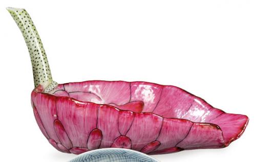  Salsera de porcelana china Familia Rosa en forma de loto época de Guanxu (1875-1908)