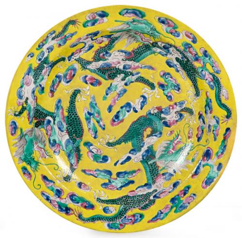  Plato de porcelana china con vidriado amarillo y esmaltes polícromos pp. S. XX.