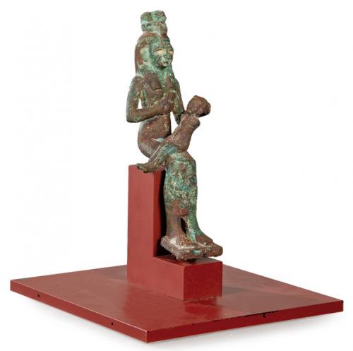 Lote 1424
"Isis Amamantando al Niño Horus" pequeña escultura en bronce, Egipto, Imperio Nuevo a partir de la Dinastía XVIII (1550-1295 a.C.)
