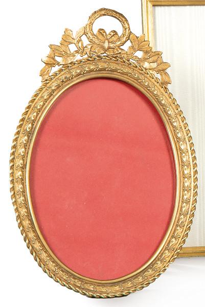 Lote 1425
Portaretratos de forma oval en broce dorado, rematado con copete en forma de laureas y hojas. Francia, S. XIX.