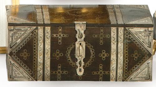 Lote 1428
Pequeña caja marroquí de madera con incrustación de plata ff. S. XIX pp. S. XX.