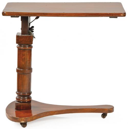  Mesa atril de biblioteca victoriana en madera de caoba, tablero rectangular y regulable, sobre pedestal lateral torneado y regulable en altura, sobre plataforma de lados cóncavos. Inglaterra, segunda mitad S. XIX