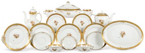  Vajilla en porcelana esmaltada de Royal Copenhagen, con decoración de flores y bordes dorados.
Dinamarca, S. XX