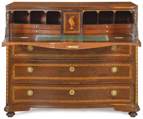  Cómoda escritorio de perfil sinuoso, en madera de caoba, con marquetería de madera frutal. Escudos de cerradura y tiradores en latón.
Mallorca, segunda mitad S. XVIII