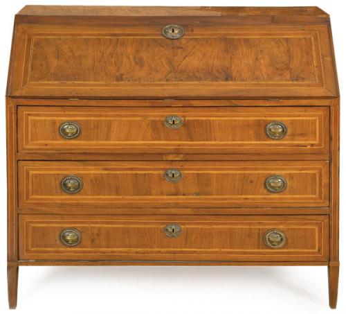  Buró Carlos IV en madera de nogal, con fileteado de limoncillo. Con tapa abatible que revela en su interior una serie de cajones y compartimentos. Tiradores y escudos de cerradura en bronce. España, finales S. XVIII