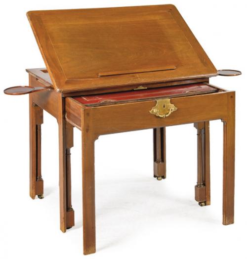  Mesa de arquitecto Jorge II en madera de caoba.
Inglaterra, c. 1750