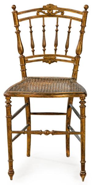  Silla Napoleón III, estilo Luis XVI en madera tallada, torneada y dorada, con asiento de rejilla.
Francia, segunda mitad S. XIX