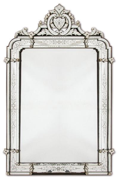  Espejo rectangular en cristal de Murano con crestería recortada y decoración vegetal grabada al ácido, y flores en las esquinas.Italia, Venecia, finales S. XIX