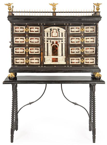  Papelera de influencia italiana, sin tapa, en madera de nogal, ebonizada. Un gran cuerpo central con una puerta, y cuatro cajones a ambos lados, todo ello decorado con placas de hueso con motivos cinegéticos y placas de carey.
España, mediados S. XVII?