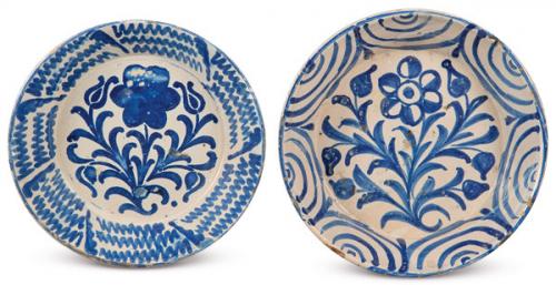  Dos fuentes en cerámica esmaltada en azul cobalto de fajalauza.
Granada, S. XX
Con decoraciones de flores en los asientos y cenefas en el alero.