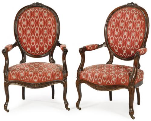  Pareja de butacas isabelinas en madera de nogal tallada. España, segunda mitad del siglo XIX