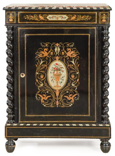  Entredós Napoleón III en madera ebonizada, con decoración pintada y embutida en latón. Puerta abatible flanqueada por columnas con torneado salomónico. Tapa de mármol. Francia, finales S. XIX