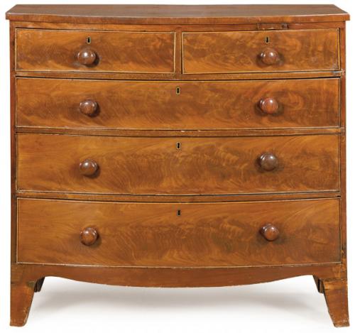  Cómoda Jorge III de frente abombado, en madera de caoba y palma de caoba, con tiradores torneados.
Inglaterra, principios S. XIX
