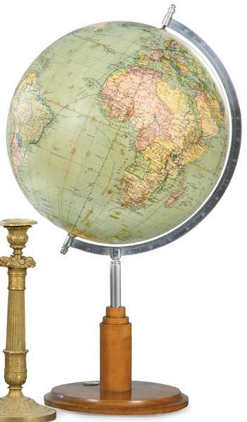  Globo terráqueo alemán h. 1930.
Con base de madera y brújula.