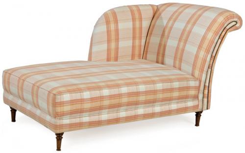  Chaise longue, con patas de madera de caoba torneada y tapicería de cuadros.
S. XX