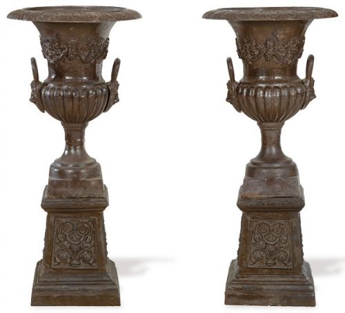  Pareja de copas Medici con peana de hierro pintadas en negro