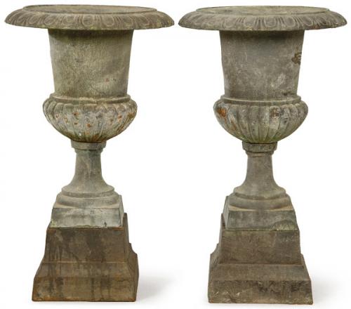  Pareja de copas de jadín en hierro con peana. S. XX.