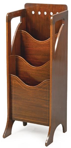  Revistero en madera barnizada siguiendo modelos ingleses. S. XX. 