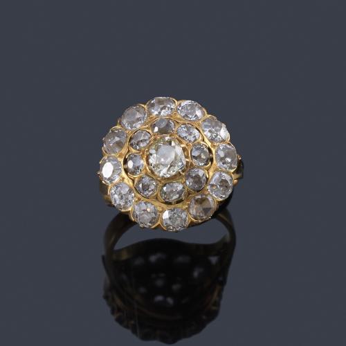  Anillo con diseño de rosetón con diamantes talla antigua de aprox. 2,30 ct en total. Ppios S. XX.