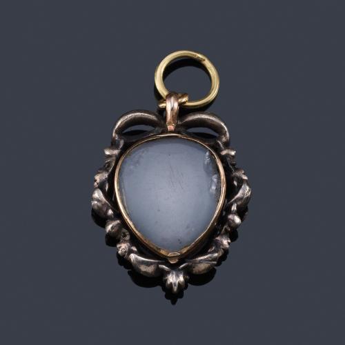  Colgante-guardapelo en cristal de roca enmarcado con rubíes, esmeraldas y diamante talla rosa. Ppios S. XIX.