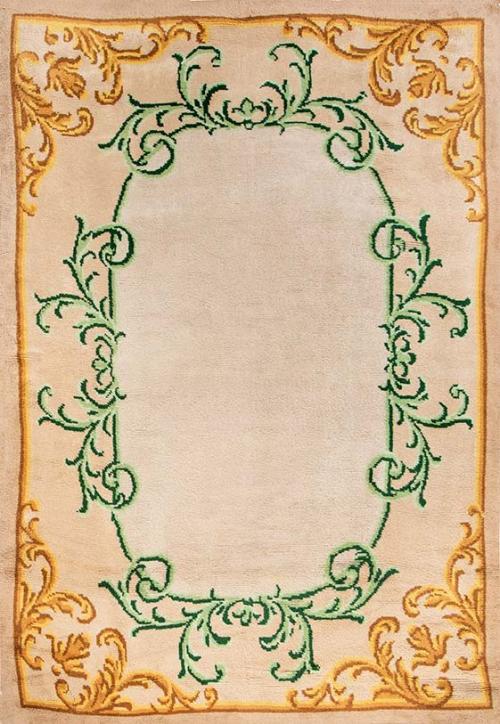  Alfombra española en lana estilo Carlos IV.
Con campo beis y roleos en verde y oro.