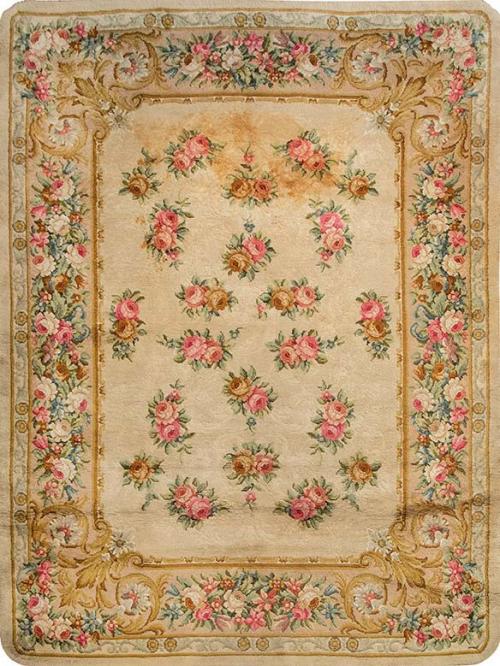  Alfombra española años 50-60.
Con campo beis y decoración de rosas dispersas y cenefa con guirnaldas florales y roleos vegetales en oro.