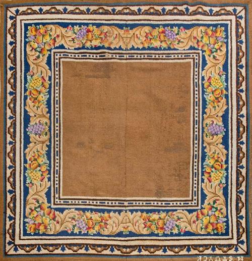  Alfombra española en lana de Miguel Stuyck, firmada.
Campo marrón con cenefa azul marino de frutas y hojas.